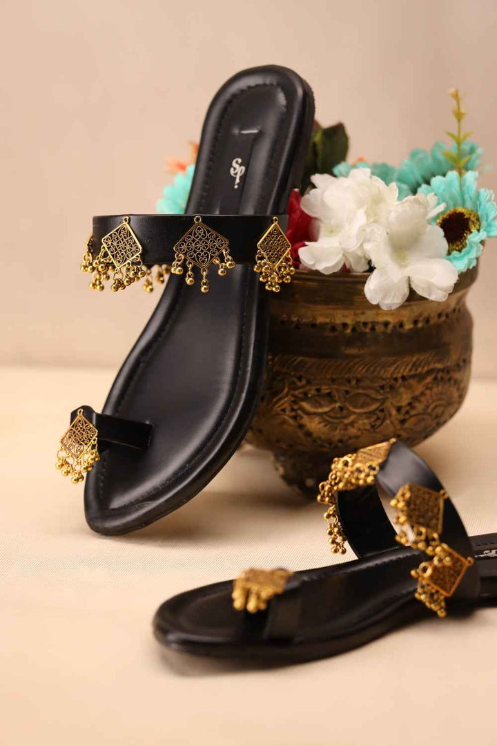 JootiShooti - Nauratan Black Kolhapuri For Women - Studio by TCS