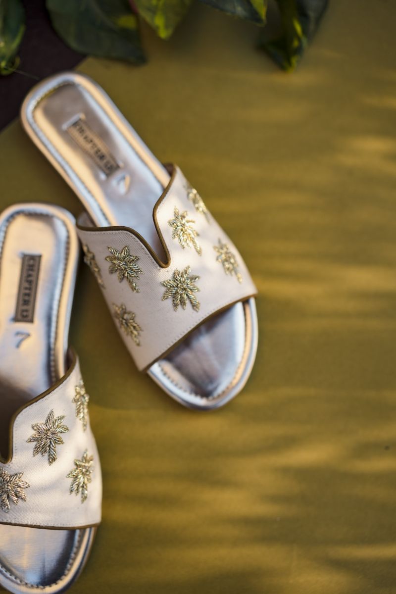 CHAPTER 13 - Shajr - Off White - Slides
