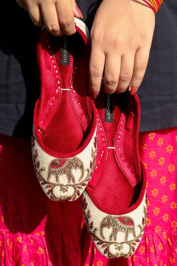 JootiShooti Shahi Sawari Cloud White Khussa – Studio by TCS