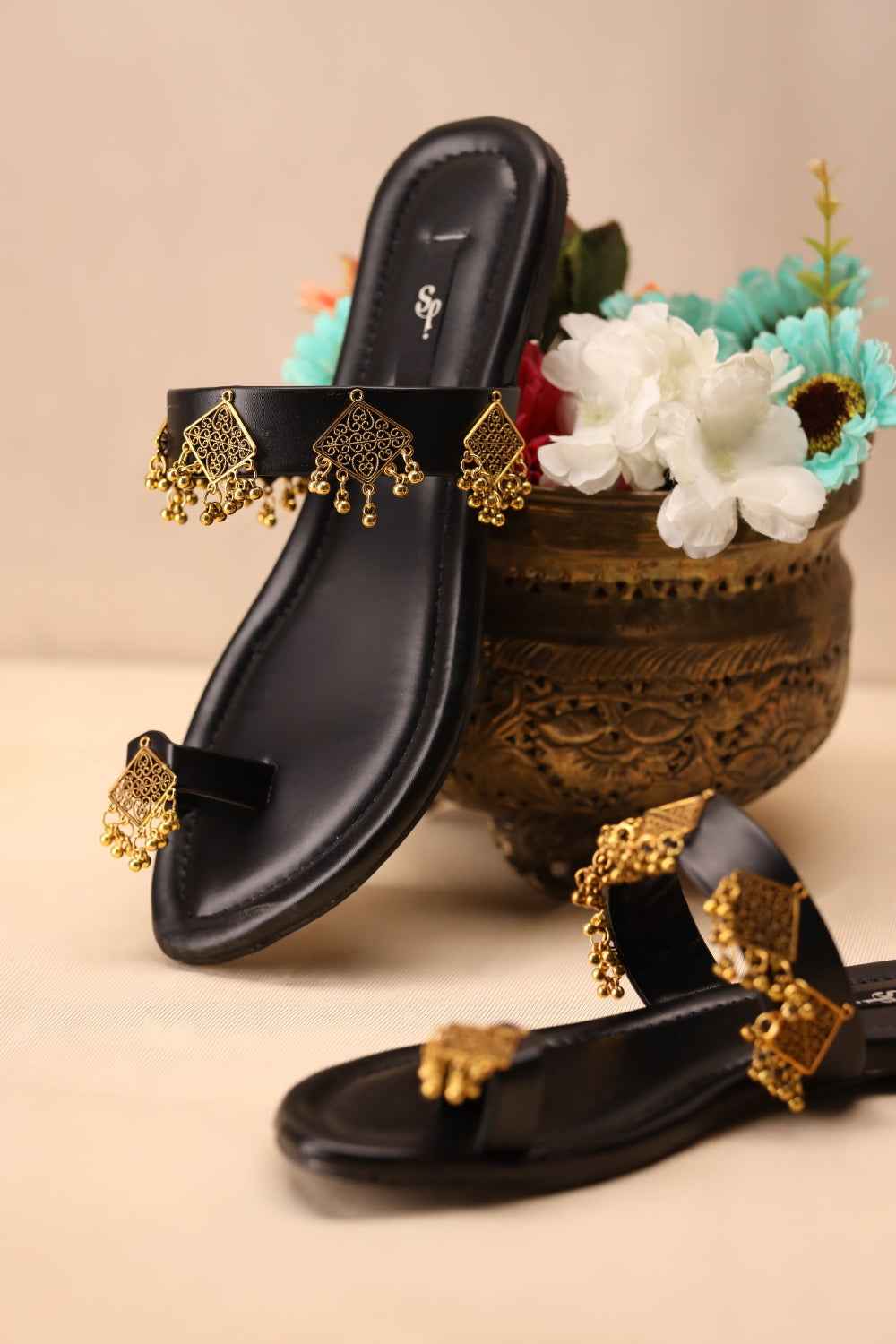 JootiShooti - Nauratan Black Kolhapuri For Women
