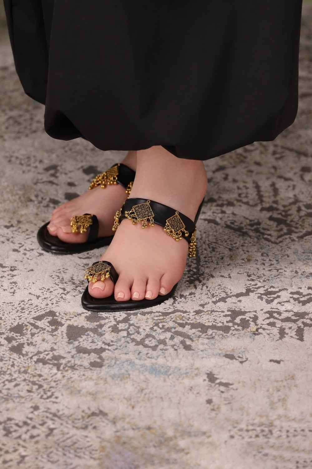 JootiShooti - Nauratan Black Kolhapuri For Women