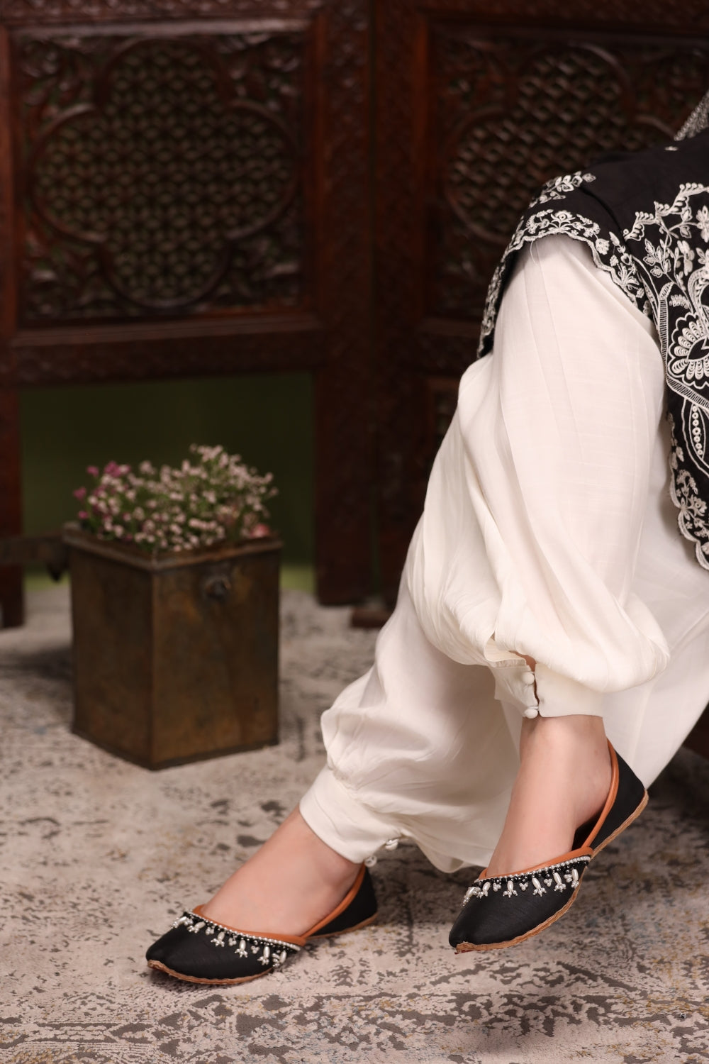 JootiShooti - Pearl Dusk Black Khussa For Women