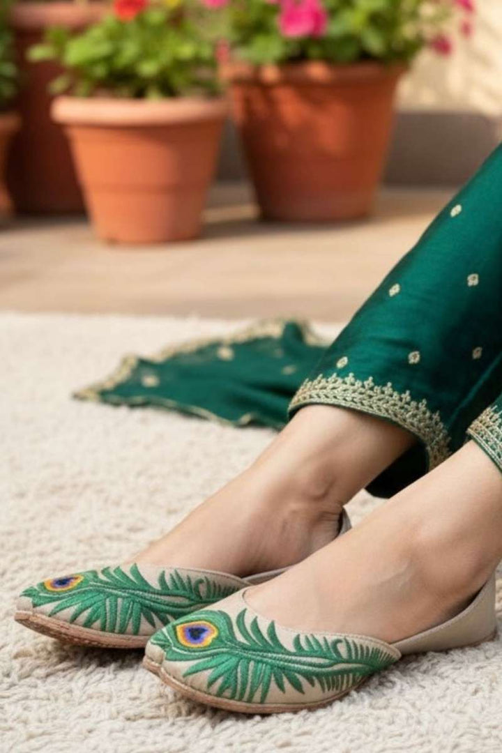 Hemo Handicraft - Morni Khussa  - Beije