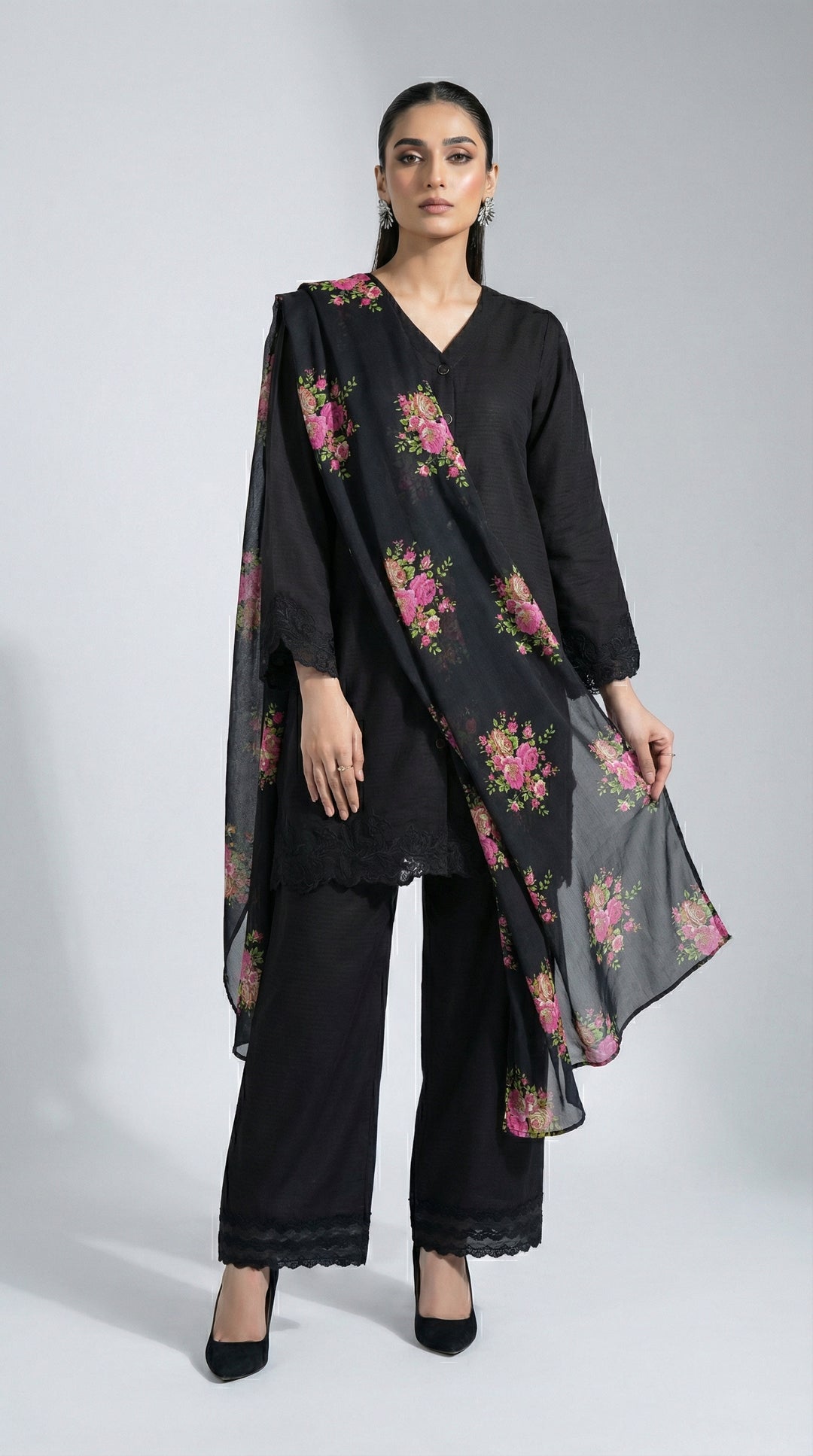 Reema Ahsan - Yaila Lawn
Farshi Suit For Women - Black - 3 Piece