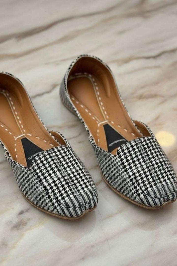 Hemo Handicraft - Strut Loafers - Khussa - Black & White