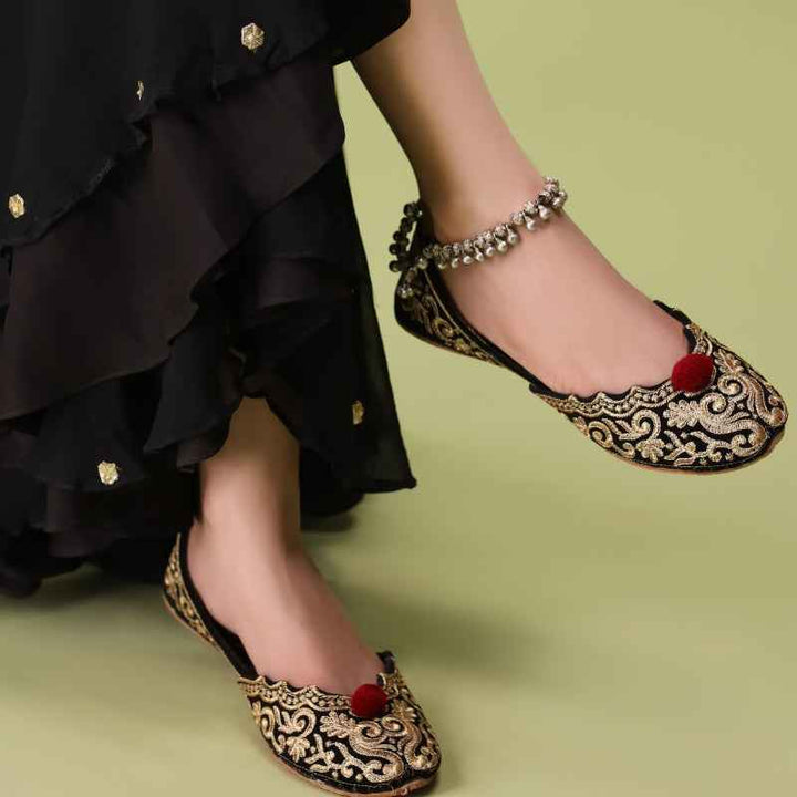 JootiShooti - Naqsh-e-Zar (Red Pompom)