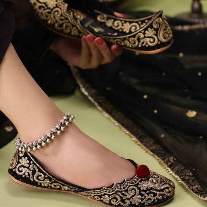 JootiShooti - Naqsh-e-Zar (Red Pompom)