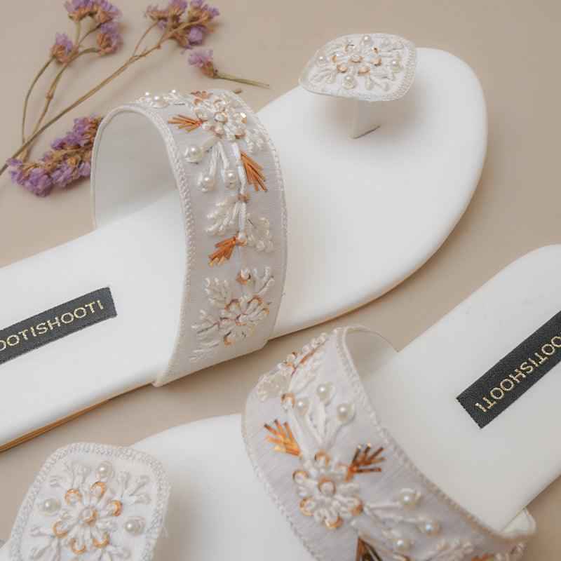 JootiShooti - Chameli White Slides