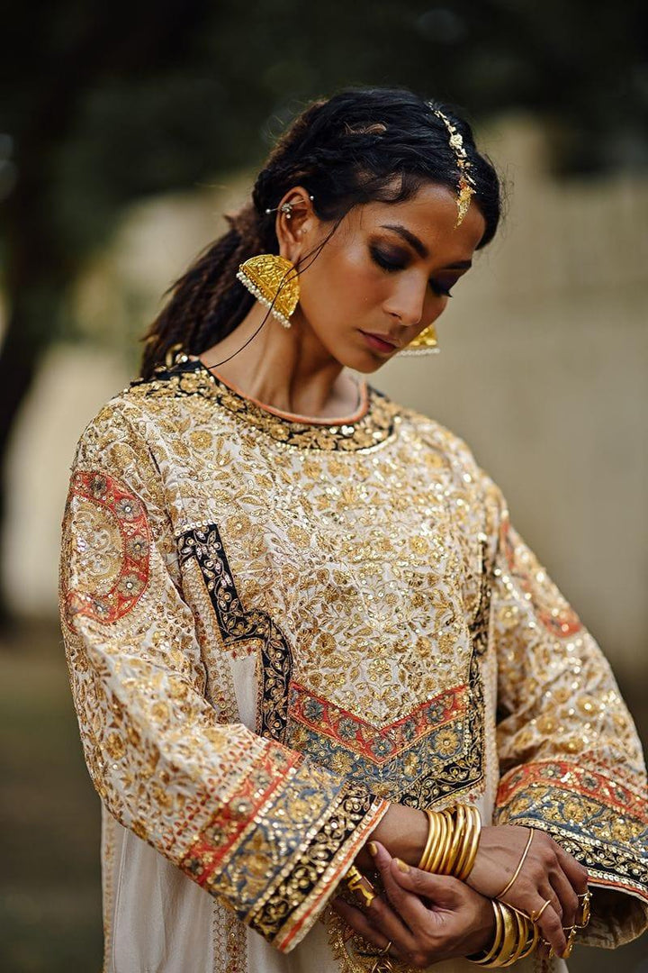 Sanam Chaudhri - Raw Silk Embroidered White Kurta, Izzar & Dupatta 3 Piece